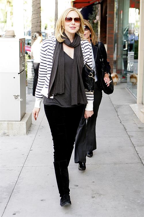 Laura Prepon out for lunch in Beverly Hills December 18, 2009