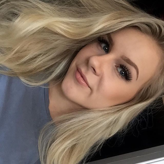 Amanda Bennett taking a selfie