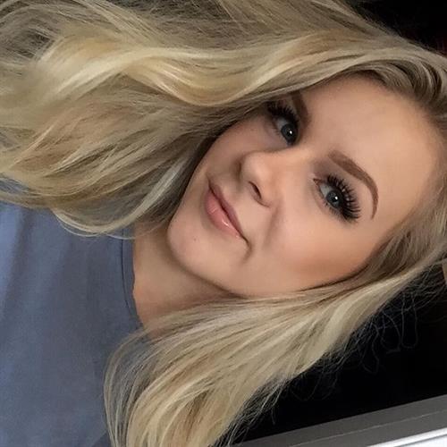 Amanda Bennett taking a selfie