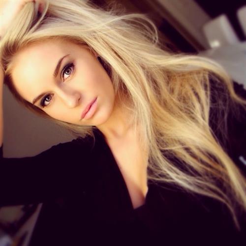 Anna Nyström taking a selfie