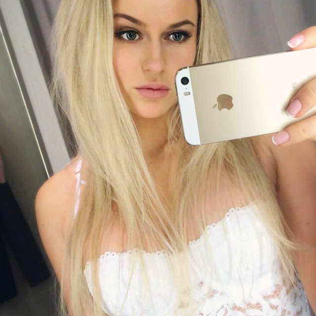 Anna Nyström taking a selfie