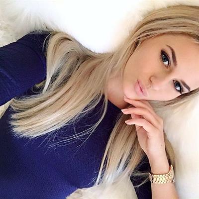 Anna Nyström taking a selfie