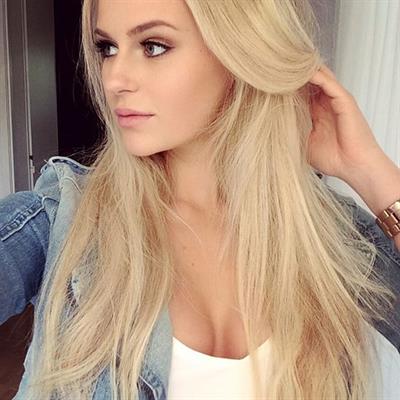 Anna Nyström taking a selfie