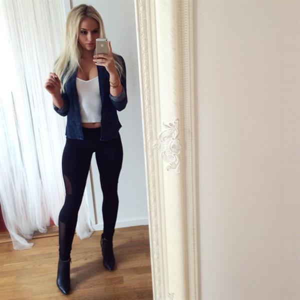 Anna Nyström taking a selfie