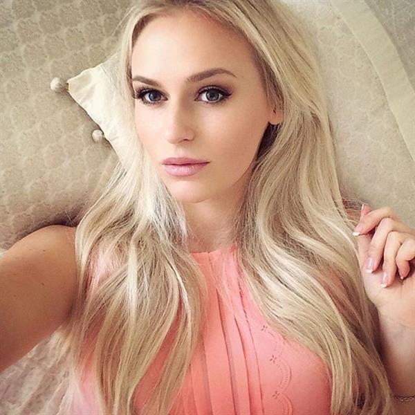 Anna Nyström taking a selfie