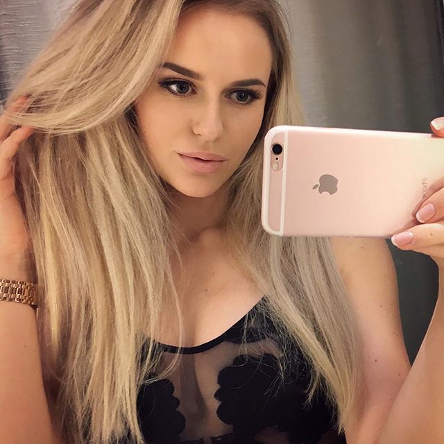 Anna Nyström taking a selfie