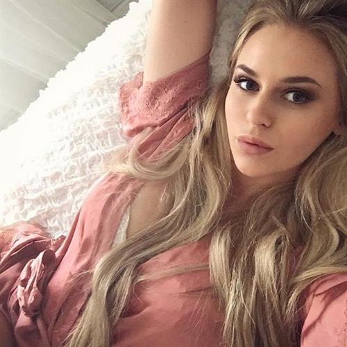 Anna Nyström taking a selfie