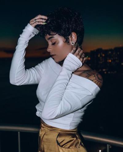 Kehlani taking a selfie