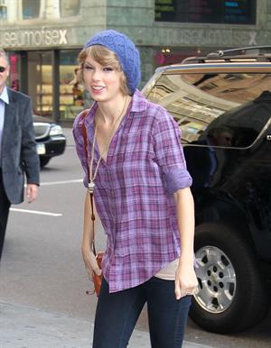 Taylor Swift arriving David Letterman Show October 26, 2010 