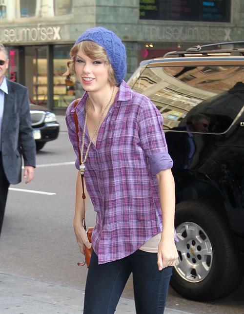 Taylor Swift arriving David Letterman Show October 26, 2010 