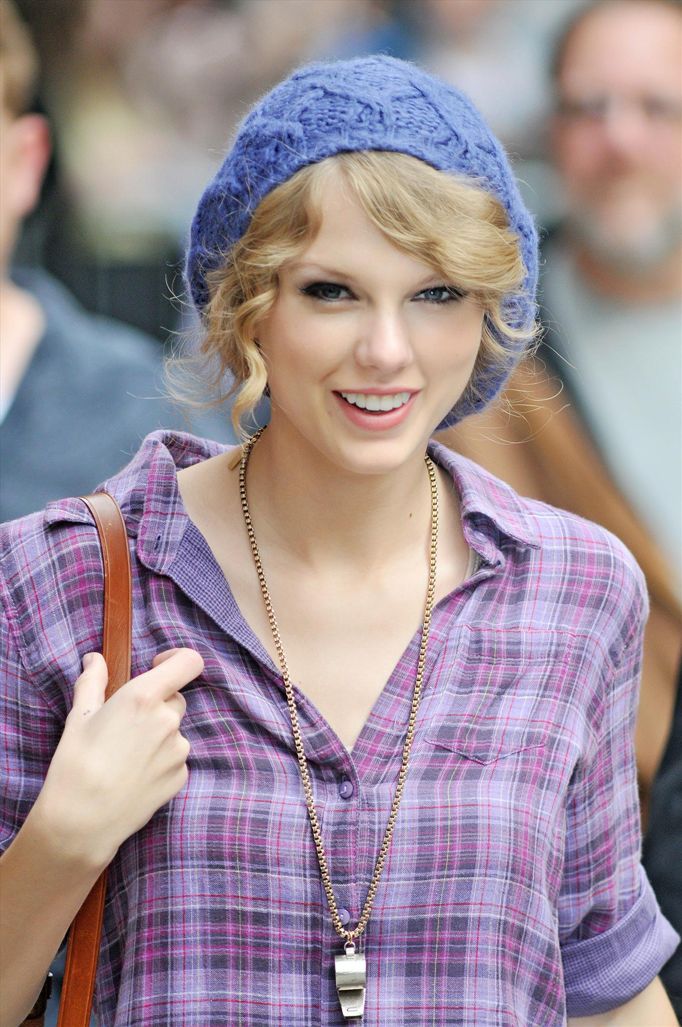Taylor Swift arriving David Letterman Show October 26, 2010 
