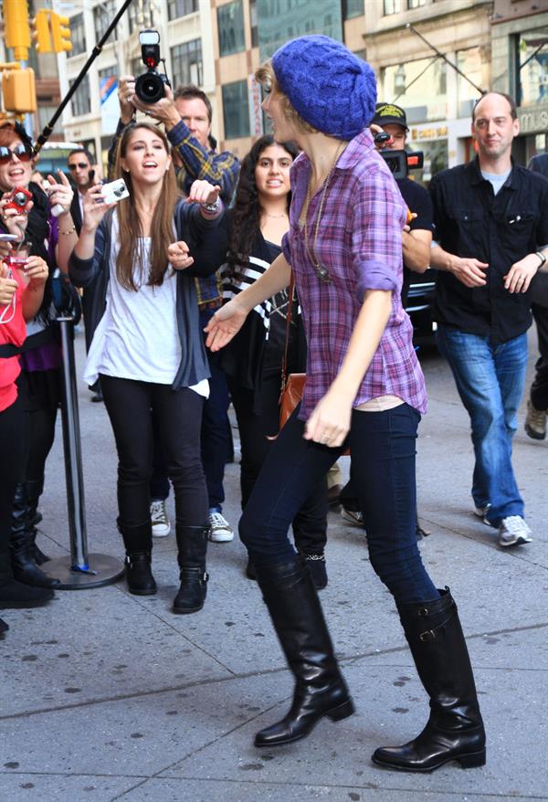 Taylor Swift arriving David Letterman Show October 26, 2010 