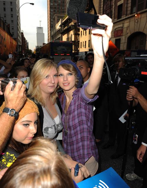 Taylor Swift Pictures Taylor Swift arriving David Letterman Show October 26, 2010