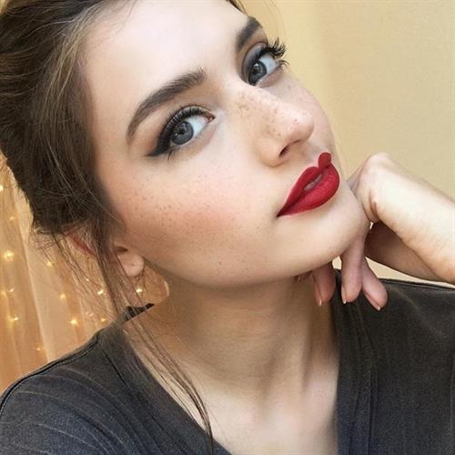 Jessica Clements taking a selfie