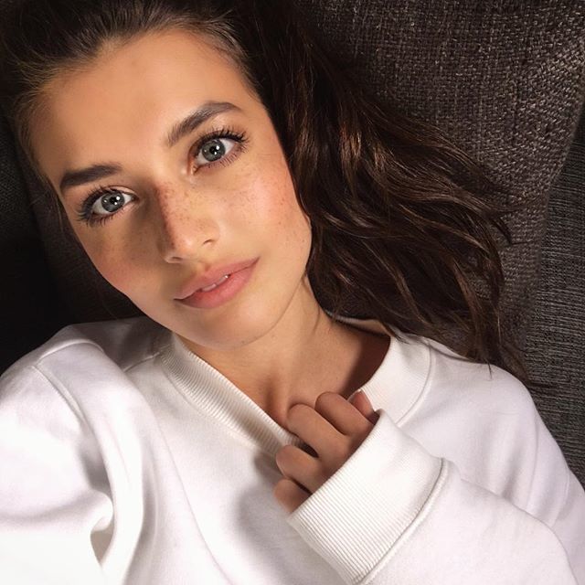 Jessica Clements taking a selfie