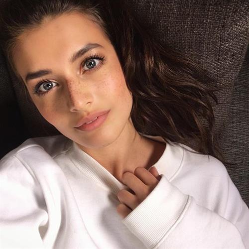 Jessica Clements taking a selfie