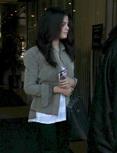 Selena Gomez leaving the ER in Los Angeles November 19, 2012 