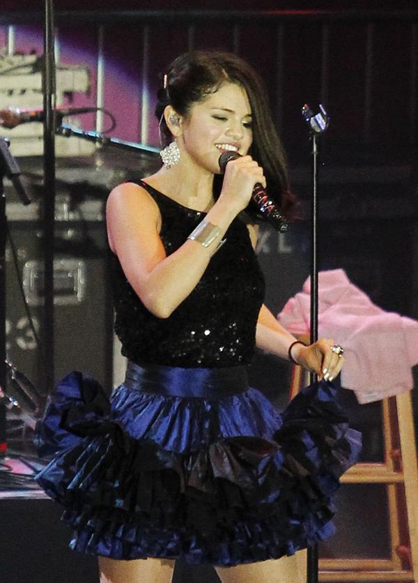 Selena Gomez performance in Pomona, September 18, 2010 