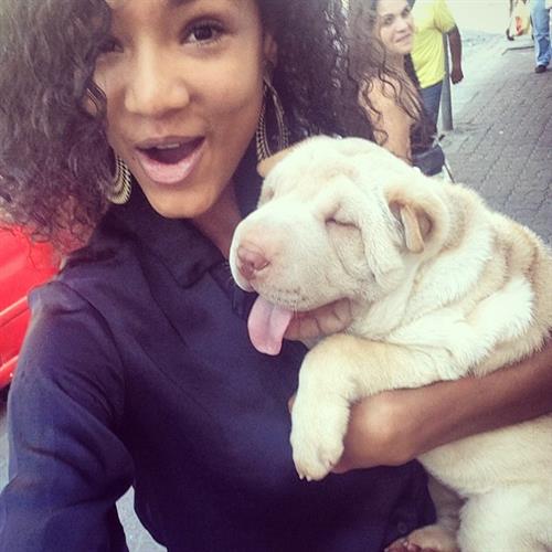 Ariela Oliveira taking a selfie