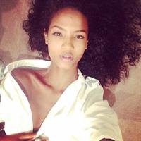 Ariela Oliveira taking a selfie