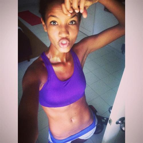 Ariela Oliveira taking a selfie