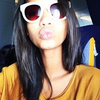 Ariela Oliveira taking a selfie