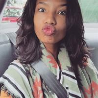 Ariela Oliveira taking a selfie