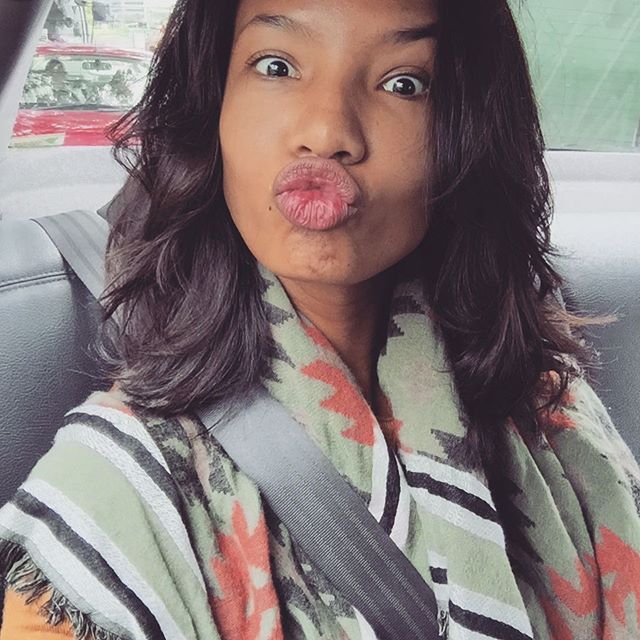 Ariela Oliveira taking a selfie