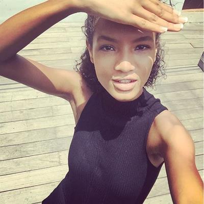 Ariela Oliveira taking a selfie