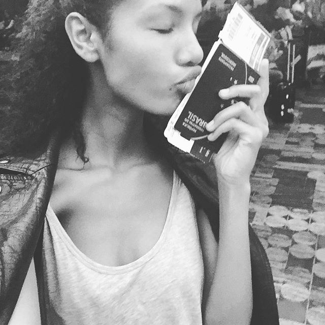 Ariela Oliveira taking a selfie