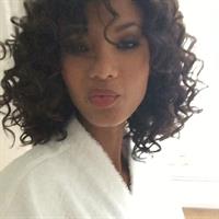 Ariela Oliveira taking a selfie