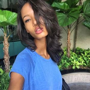 Ariela Oliveira taking a selfie