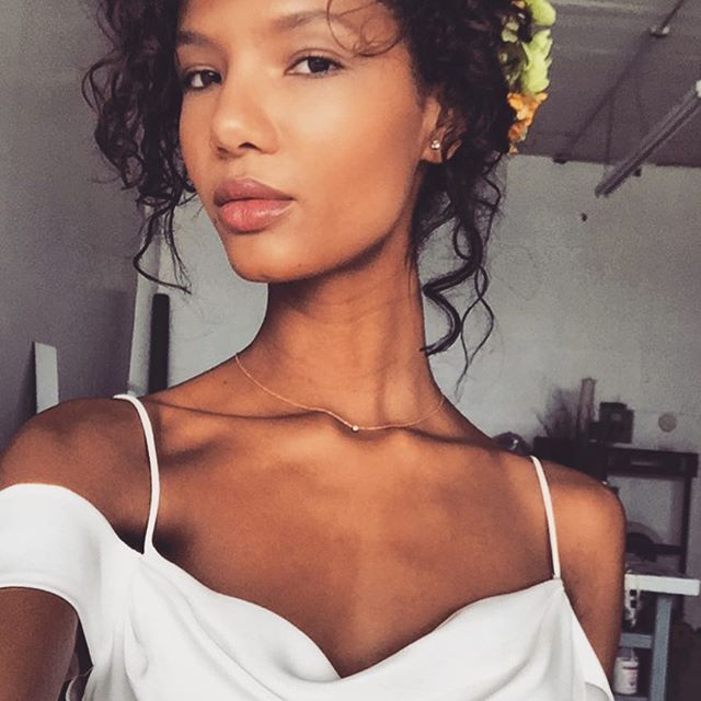 Ariela Oliveira taking a selfie