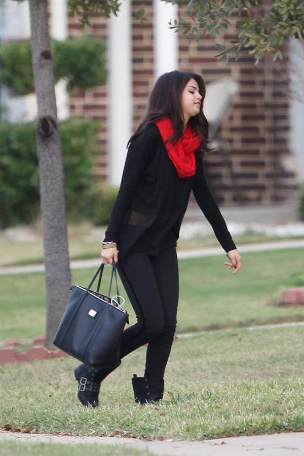 Selena Gomez returning to her home outside of Dallas 11/13/12 