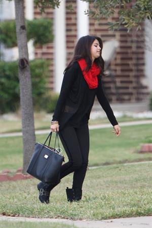 Selena Gomez Pictures Selena Gomez returning to her home outside of Dallas 11/13/12