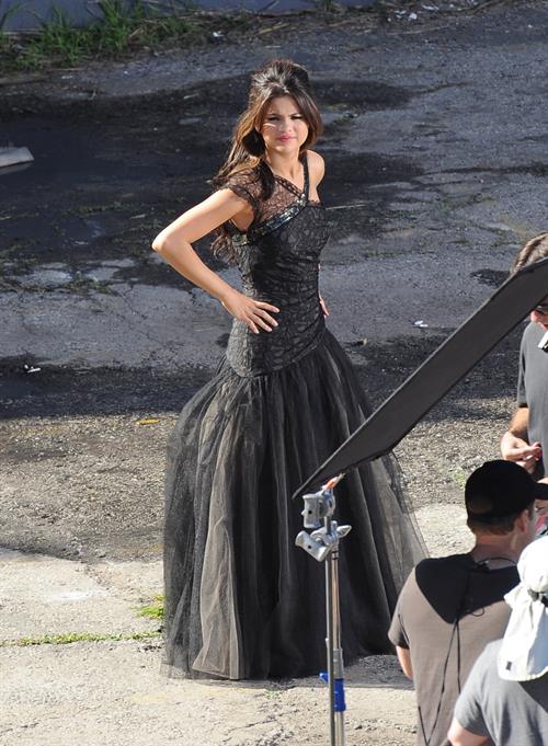 Behind the scenes of Selena Gomez's new video, 'Who Says' 