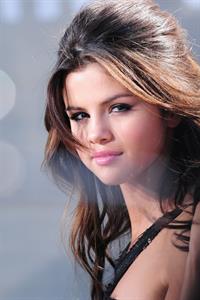 Behind the scenes of Selena Gomez's new video, 'Who Says' 