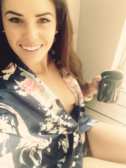 Alexis Young taking a selfie