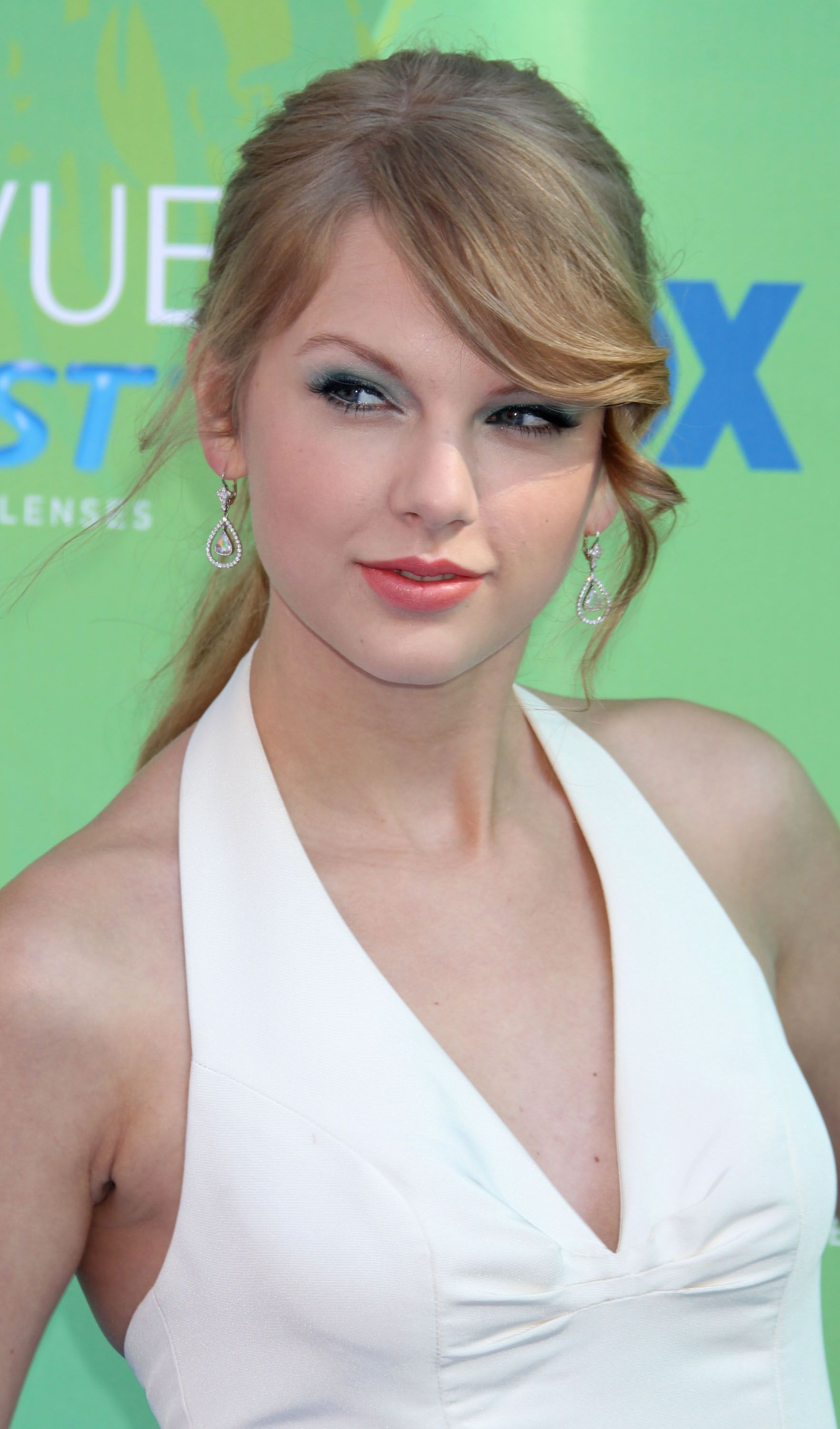 Taylor Swift at the 2011 Teen Choice Awards August 07, 2011 
