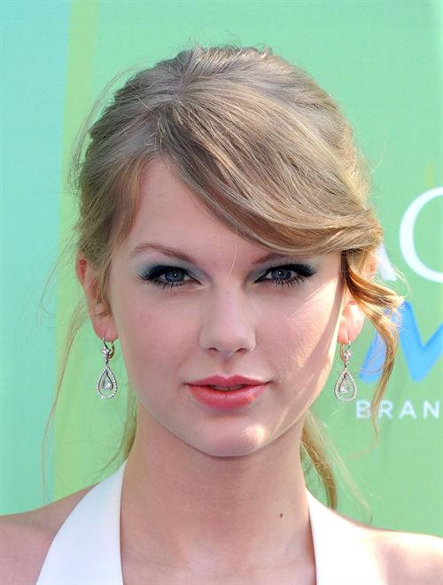 Taylor Swift at the 2011 Teen Choice Awards August 07, 2011 