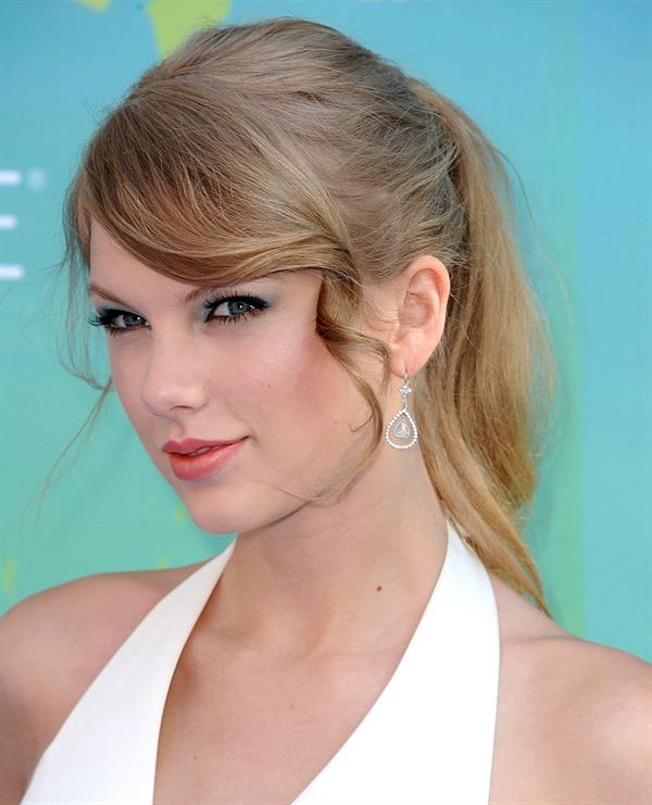 Taylor Swift at the 2011 Teen Choice Awards August 07, 2011 