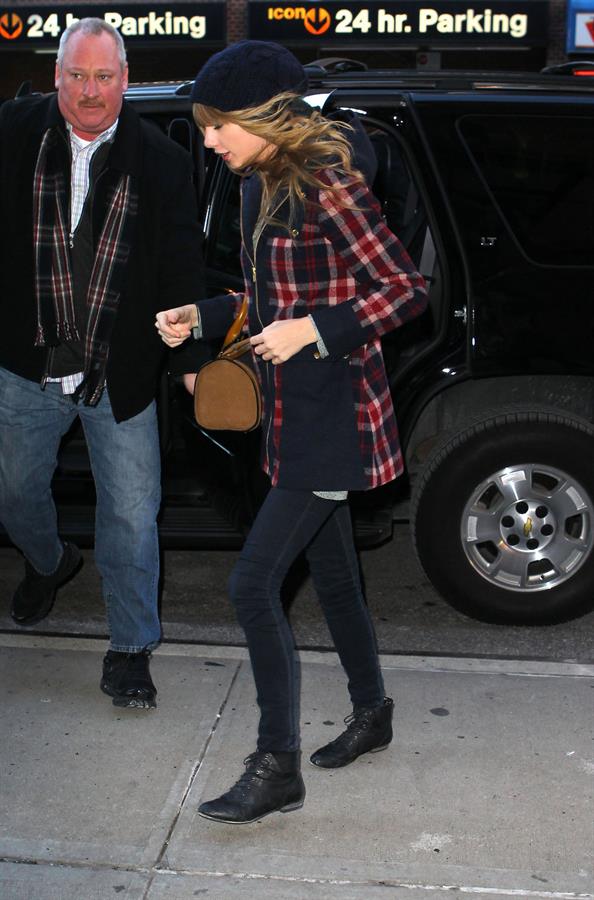 Taylor Swift arriving at her hotel in New York City December 30, 2012