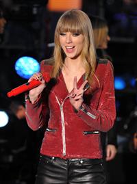 Taylor Swift Performs during New Year's Eve 2013 Times Square in New York Decemeber 31, 2012 