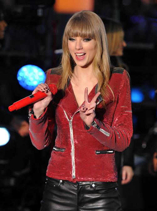 Taylor Swift Performs during New Year's Eve 2013 Times Square in New York Decemeber 31, 2012 