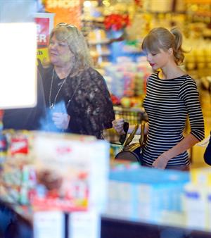 Taylor Swift grocery shopping in Studio City December 19, 2012