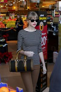 Taylor Swift grocery shopping in Studio City December 19, 2012