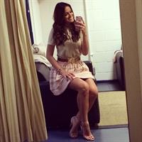 Bruna Marquezine taking a selfie