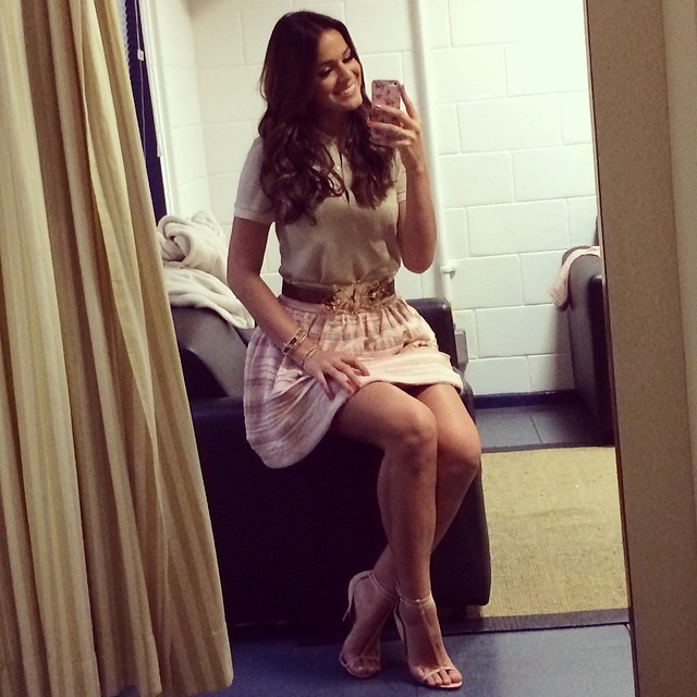 Bruna Marquezine taking a selfie