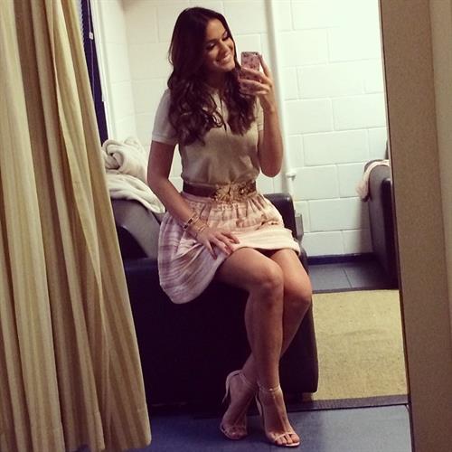 Bruna Marquezine taking a selfie