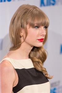 Taylor Swift at the KIIS FM 2012 Jingle Ball concert at Nokia Theatre in Los Angeles - December 1, 2012 